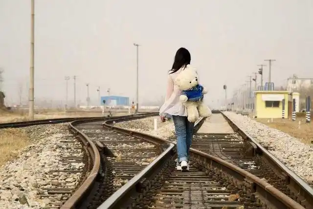 其实走了也好,对她来说更是一种解脱,舅母的晚年很凄惨,一个人在出租