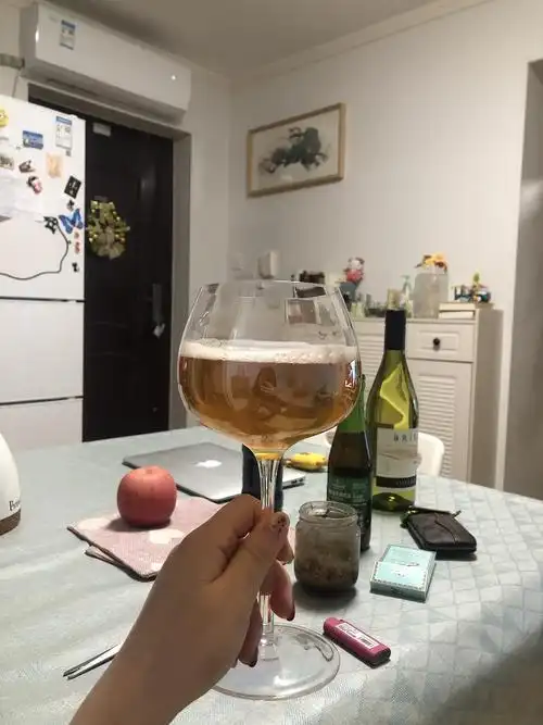 高脚杯喝啤酒