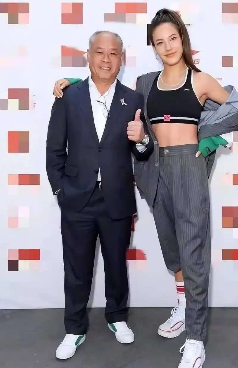 60岁的李宁和62岁的妻子的照片,李宁长得像爷爷,老婆依然美如少女