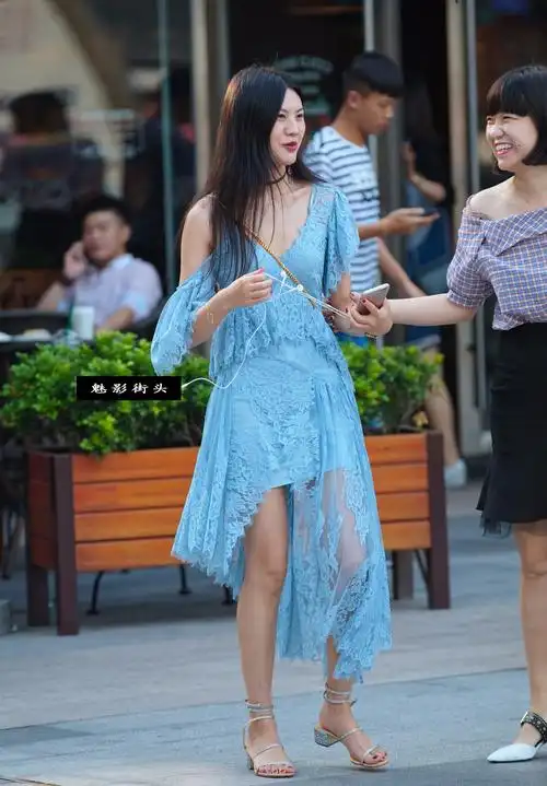 穿蓝色连衣裙的美女长的漂亮,气质优雅,真相上去对她表白