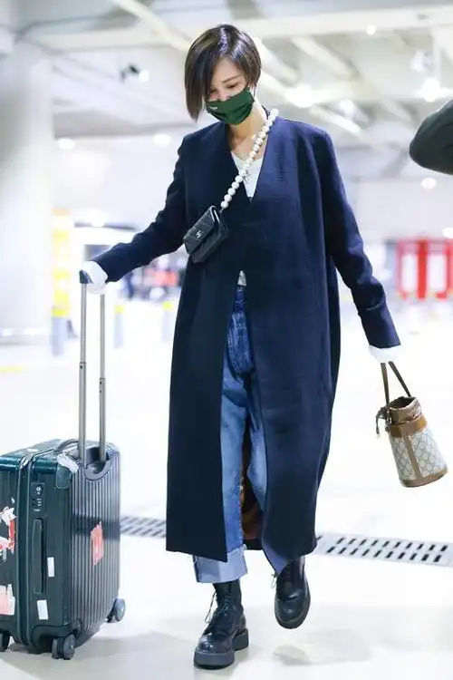 张歆艺袁弘机场再秀恩爱,两人都短发看着像兄弟,一身黑真有气场