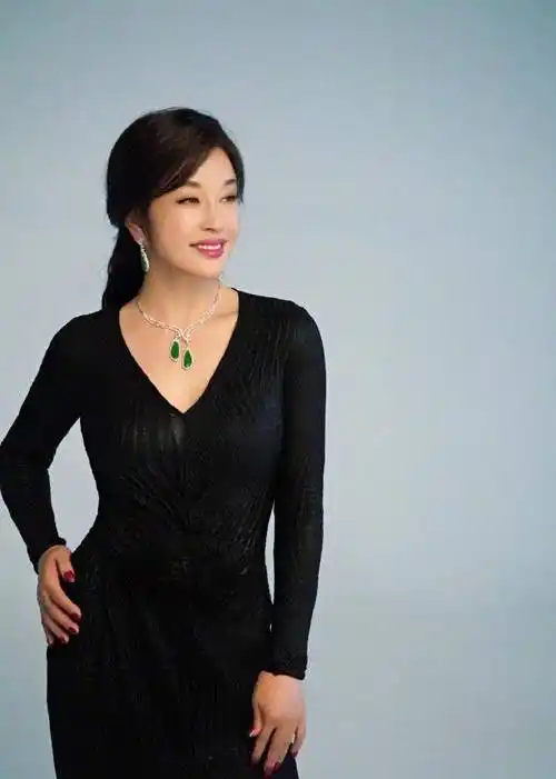 原创69岁刘晓庆真是不服老穿衬衫不忘塞裤腰来扮年轻妆浓得太刻意