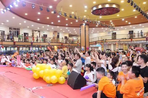 现场的家长和观众纷纷拿起手机记录下孩子们在舞台上闪耀的时刻