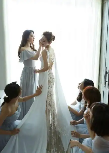 周扬婚礼上,这一席婚纱也是衬得气场十足