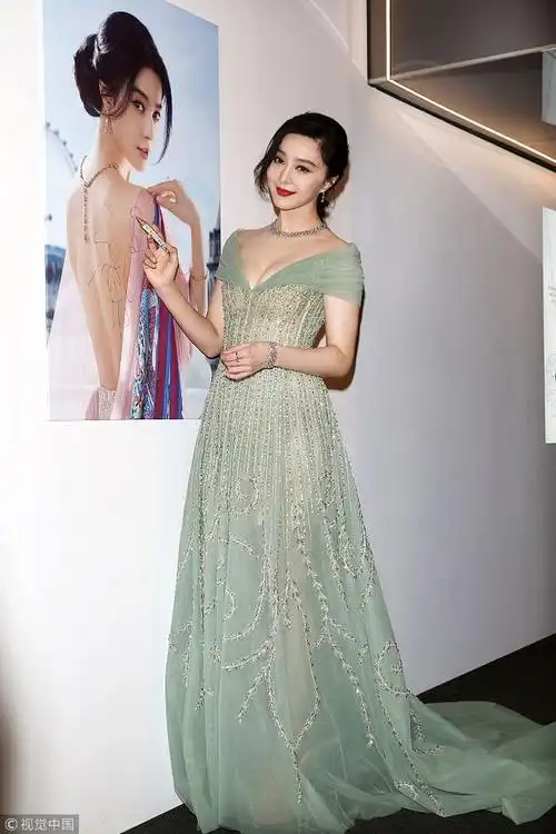 范冰冰穿薄荷绿拖地仙女裙长腿隐现v字领秀性感女人味美到自恋