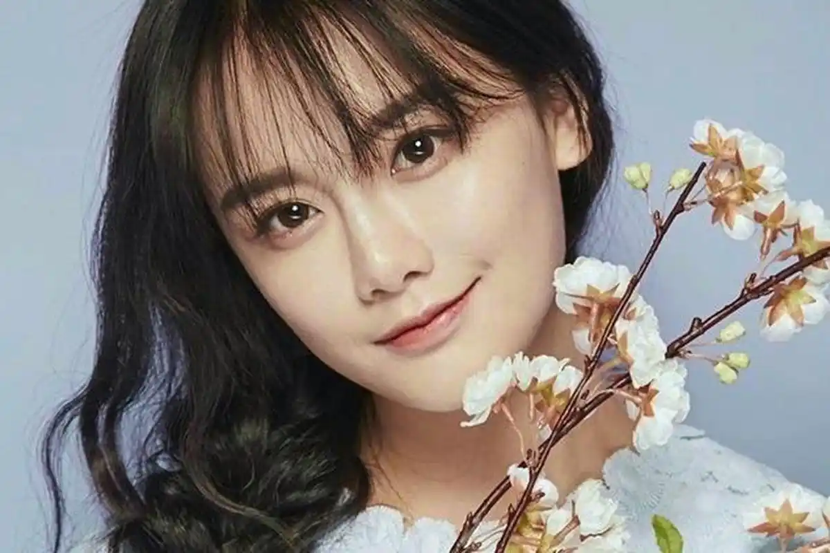 "照片中南笙身着红色婚服,对着镜头wink.