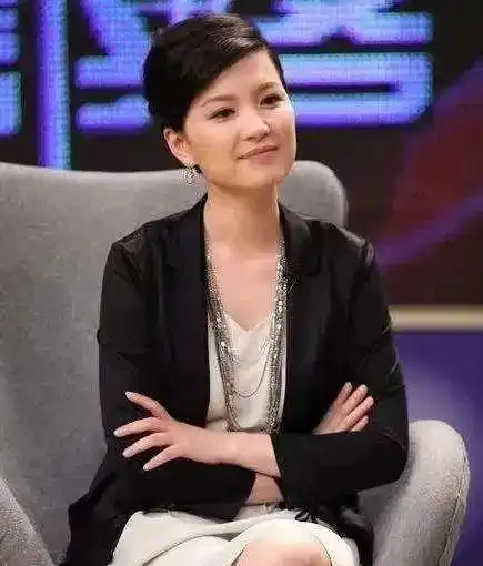 45岁房海燕近况曝光因参加富豪寿宴被开除如今她在干什么