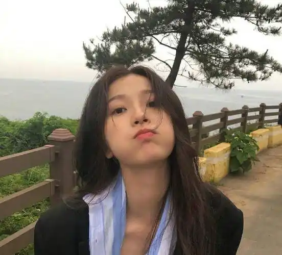 虞书欣钻到孔雪儿怀里撒娇,谁注意到孔雪儿什么反应,表情真的太现实