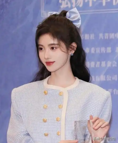 八字刘海配马尾图片3