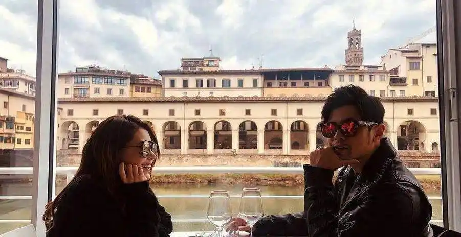 周杰伦昆凌旅游秀恩爱,穿情侣装甜蜜牵手,狂虐单身狗的节奏!