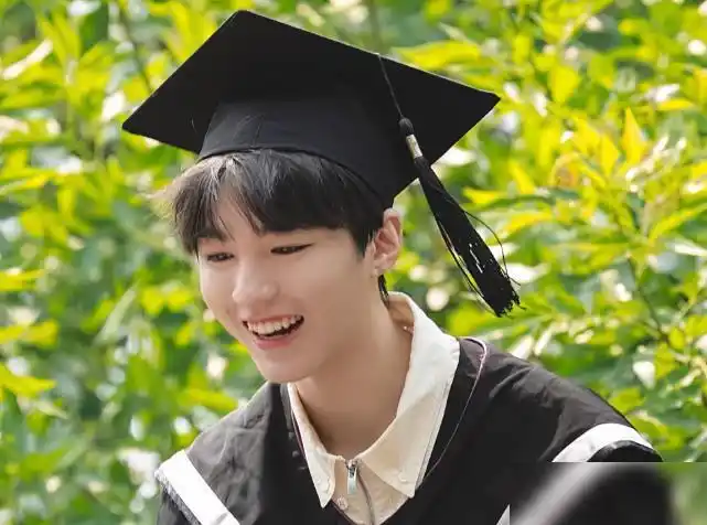 粉丝看到王俊凯毕业觉得时间过得非常快,希望他年初许下开演唱会的