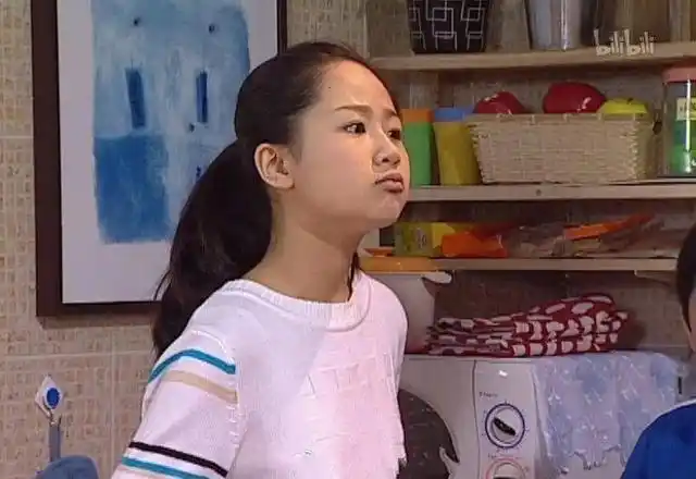 饰演《家有儿女》小雪走红,被神秘男在车库殴打,被传私生活混乱