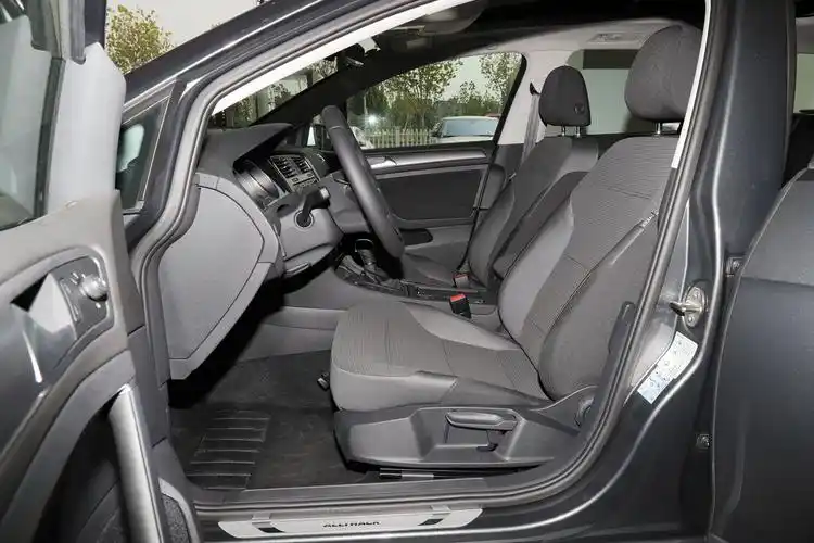 这台高尔夫后备箱超大 1.8t动力 优惠4万还是全进口