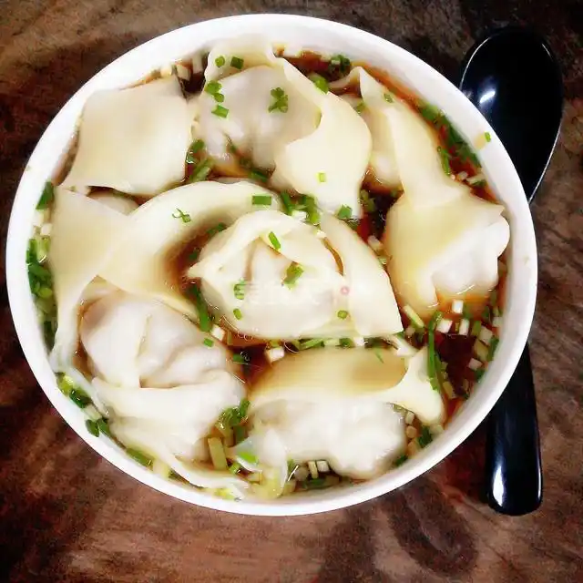 鲜肉大馄饨,调味汁是关键,汤鲜味美,皮薄肉多,每天都想吃一碗