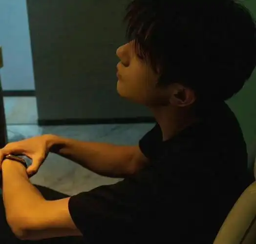 240816 易烊千玺新头像氛围感十足,粉丝热议称赞