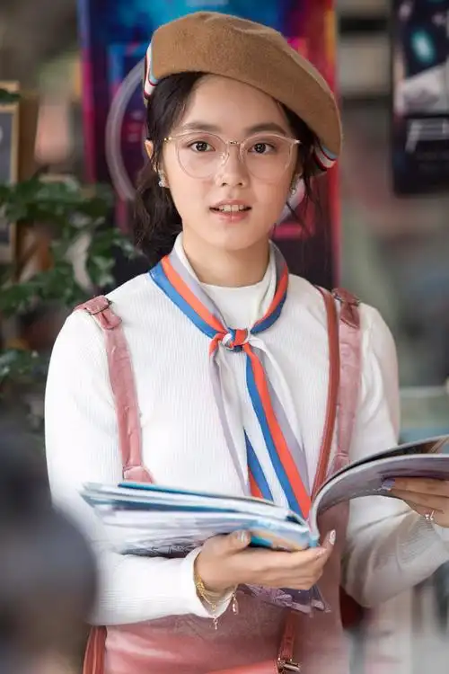 在电影中赵今麦饰演的独生子女苗妙妙意外得到了一个哥哥苗时分,和