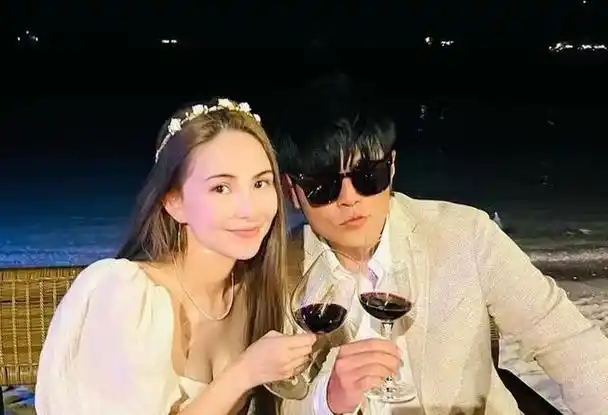 嫩模出身嫁大14岁周杰伦,连生三胎的昆凌,没你想的那么简单