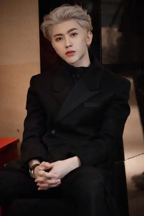 cosmo时尚盛典##蔡徐坤银发背头走红毯