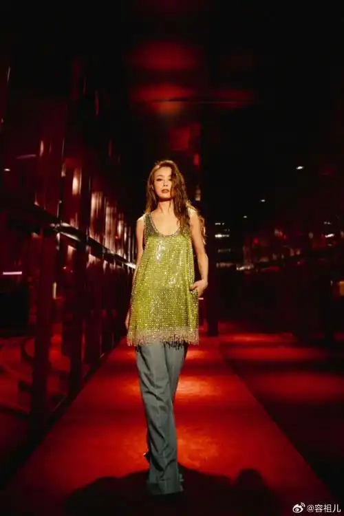 容祖儿拍大片的时候真的很舒淇