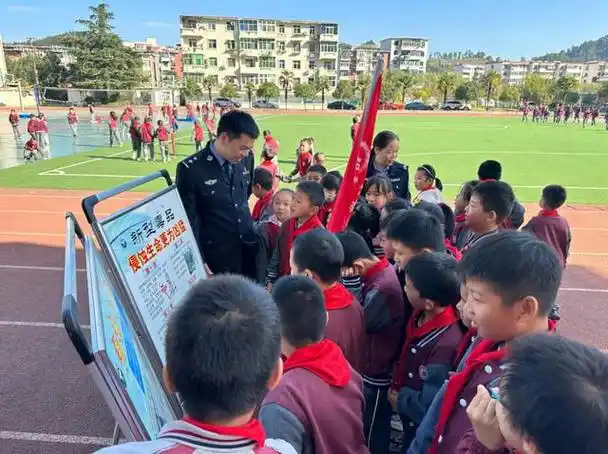 10月31日上午,东岳分局西区派出所联合辖区东风49学校开展"禁毒宣传进