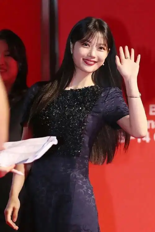 和很多童星长大之后会随着脸部留白变大而不适合上镜截然相反,金裕贞