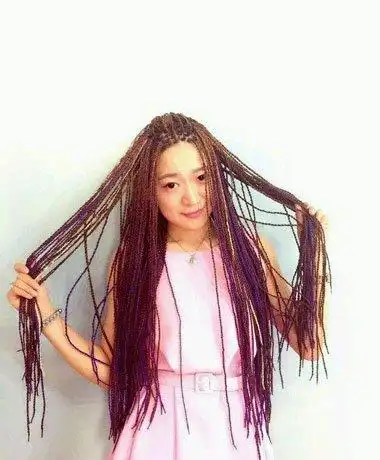 发型diy 编发 >> 做一头非洲辫要多少钱 满头非洲小辫造型非洲女性