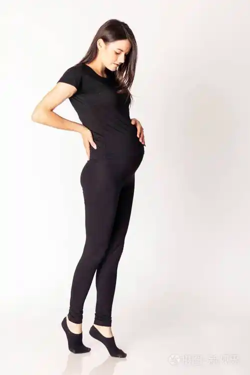 怀孕的小女孩看看她的肚子