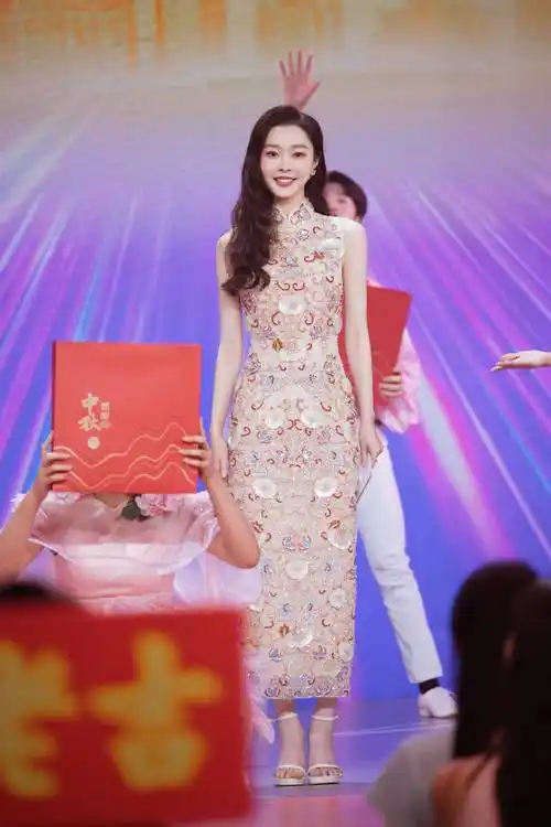 宋轶穿华丽旗袍主持中秋晚会,身材窈窕明艳大气,被赞是最清纯女星
