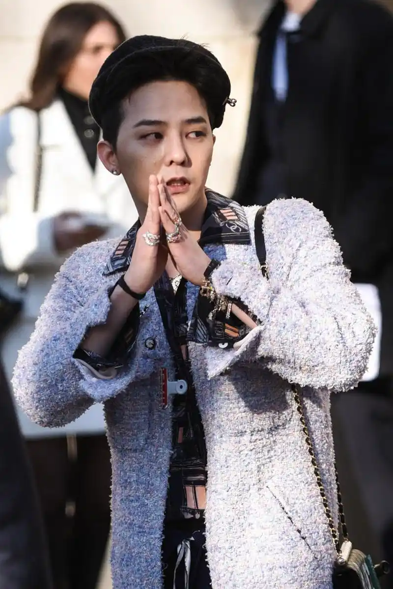 外套,这件小香风外套十分合身,展现出了权志龙身上的时尚感与潮流气质