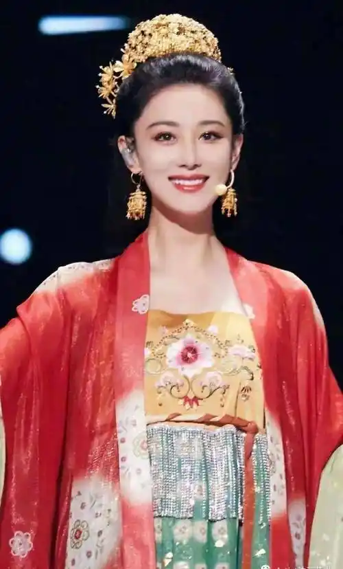 张馨予:民国美女造型太美,嫁给爱情成为军嫂,对的人幸福一辈子_何捷