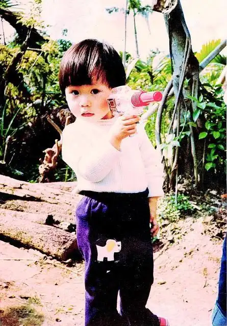 谁有五月天主唱阿信的小时候的照片