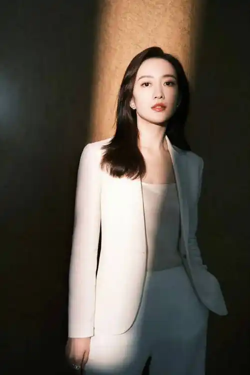 女明星都怎么穿西装外套?基础色也能玩点花样