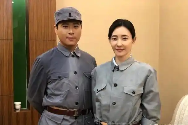 在拍摄《理想照耀中国》时,我有幸和王劲松,靳东这些实力派演员一起