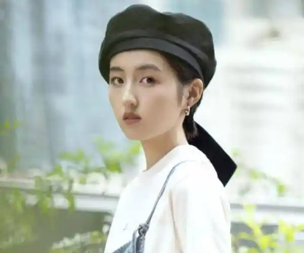 原创张子枫近照再现初恋脸抱布偶猫宠溺十足穿白t恤毛呢裙好甜