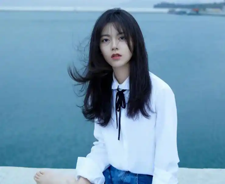 赵今麦造型频惹争议,波点裙,内裤外穿,齐刘海,20岁化妆成大妈