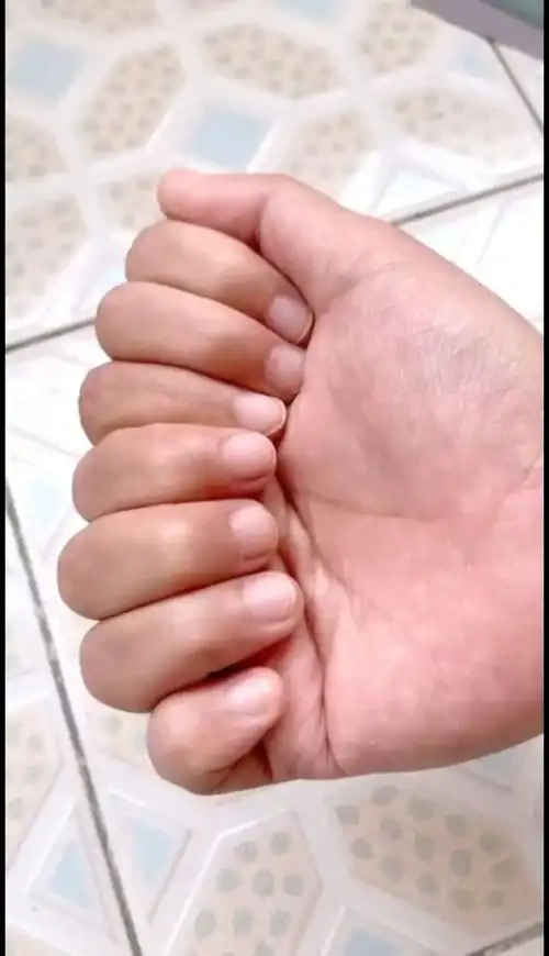 第一次见八根手指头的人,眼前的这一幕,外国人真是奇葩!