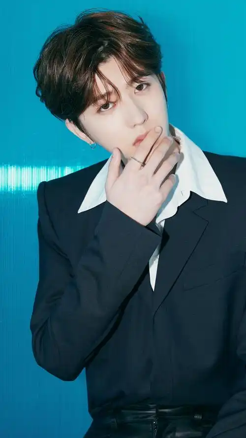 蔡徐坤帅气光影写真手机壁纸