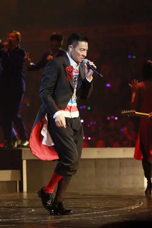 刘德华演唱会舞台照超帅气57岁唱跳不输小鲜肉妻子女儿也在现场