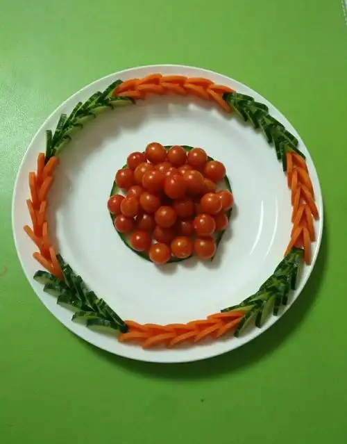 老陈1314520做的黄瓜胡萝卜版的【一条龙】盘饰