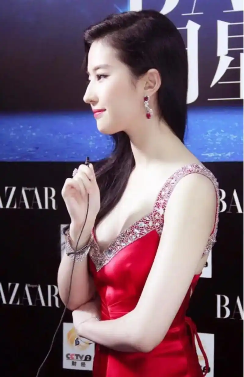 娜扎曾在采访中夸赞刘亦菲,直言她是无人可替代的新一代神仙姐姐!