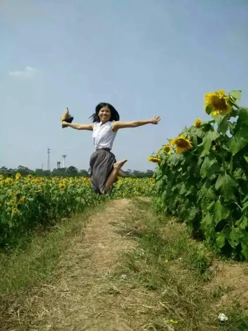 这是个阳光般的女孩,在她的笑容里让人感受到的是自信,开朗,充满活力.