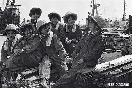 被人们称为"半边天"的上海港五区的女码头工人 摄于1960年
