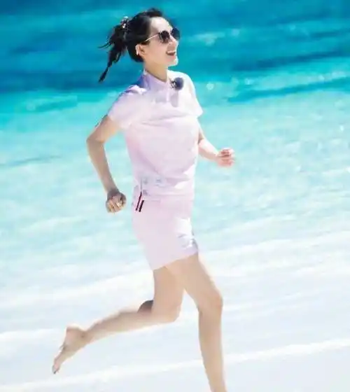 章子怡晒海边美照,梳着减龄马尾搭配粉色装扮,与谢娜同框似姐妹