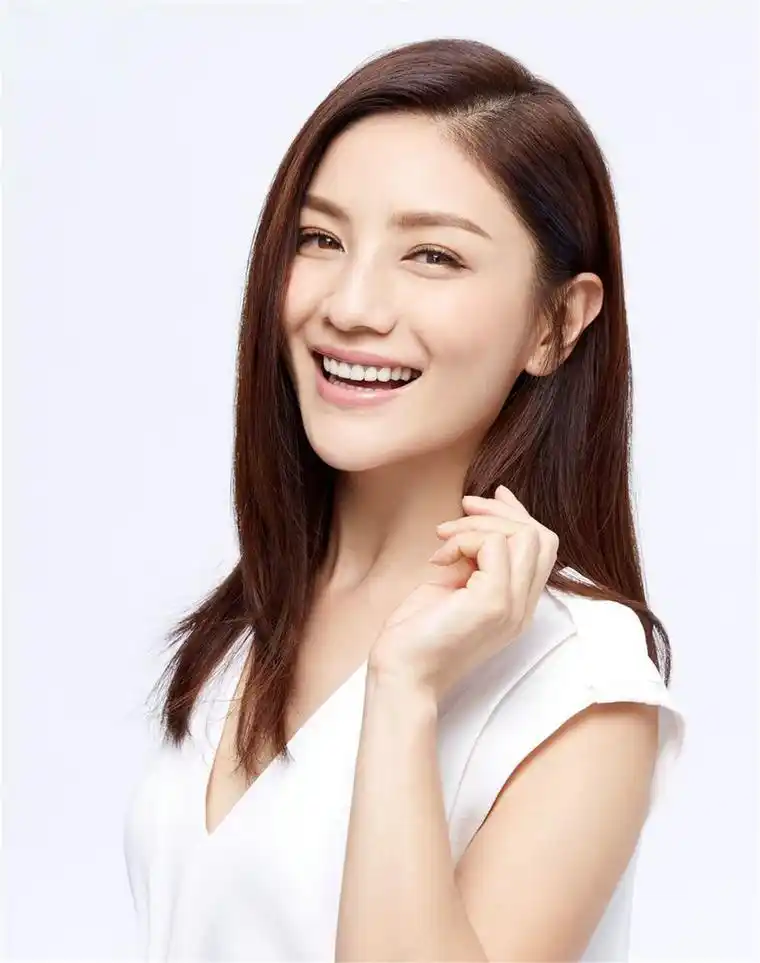 胡可曝最新时尚写真 示范夏日裙装穿搭