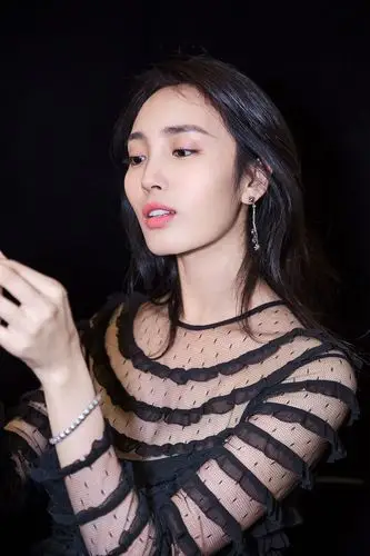 1/ 44月22日,演员王紫璇应邀出席爱奇艺八周年暨上市答谢晚宴,一袭黑