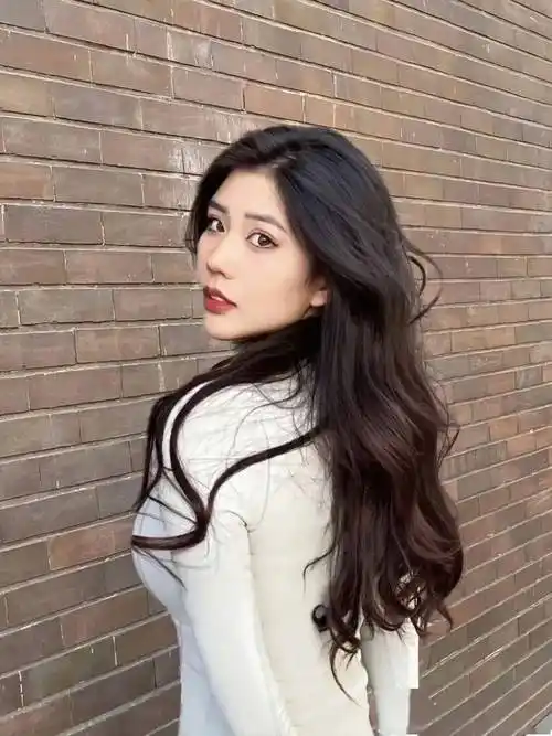 可以通过侧分,刘海修饰脸型青春少女感满满卷发不仅显发量,还很显活泼