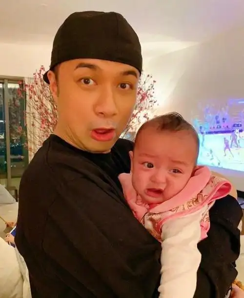 一直没有离开过家半步,这四个月的时间里,古巨基又当爹又当妈,把宝宝