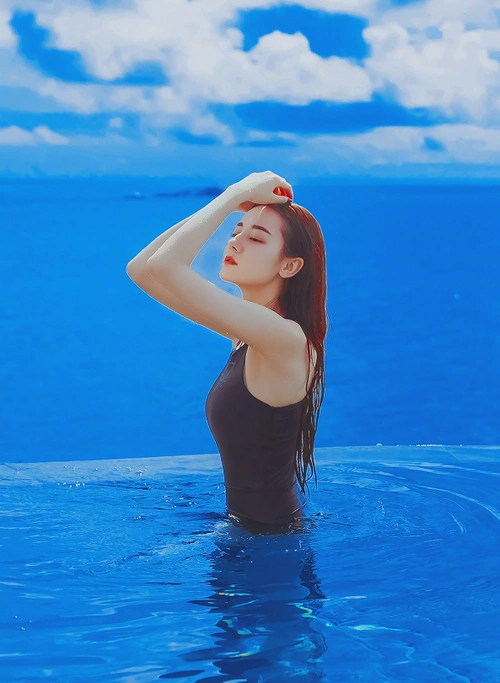 迪丽热巴终于不再"隐藏自己",泳衣当外衣穿,魔鬼身材太a了