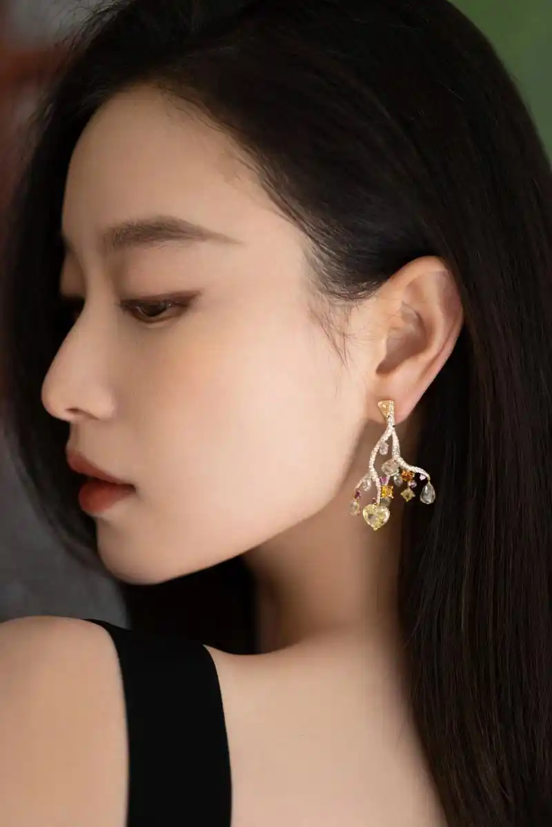 倪妮脸部特写发丝飘动演绎迷离美感这场美如梦般的邂逅你不可错过