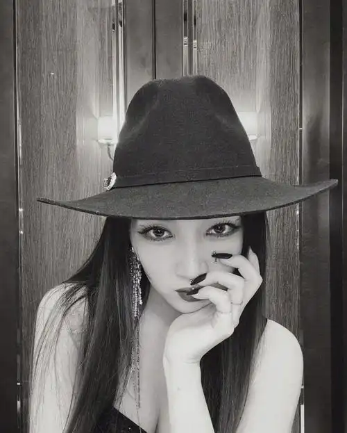 红色女郎孟佳火辣性感写真